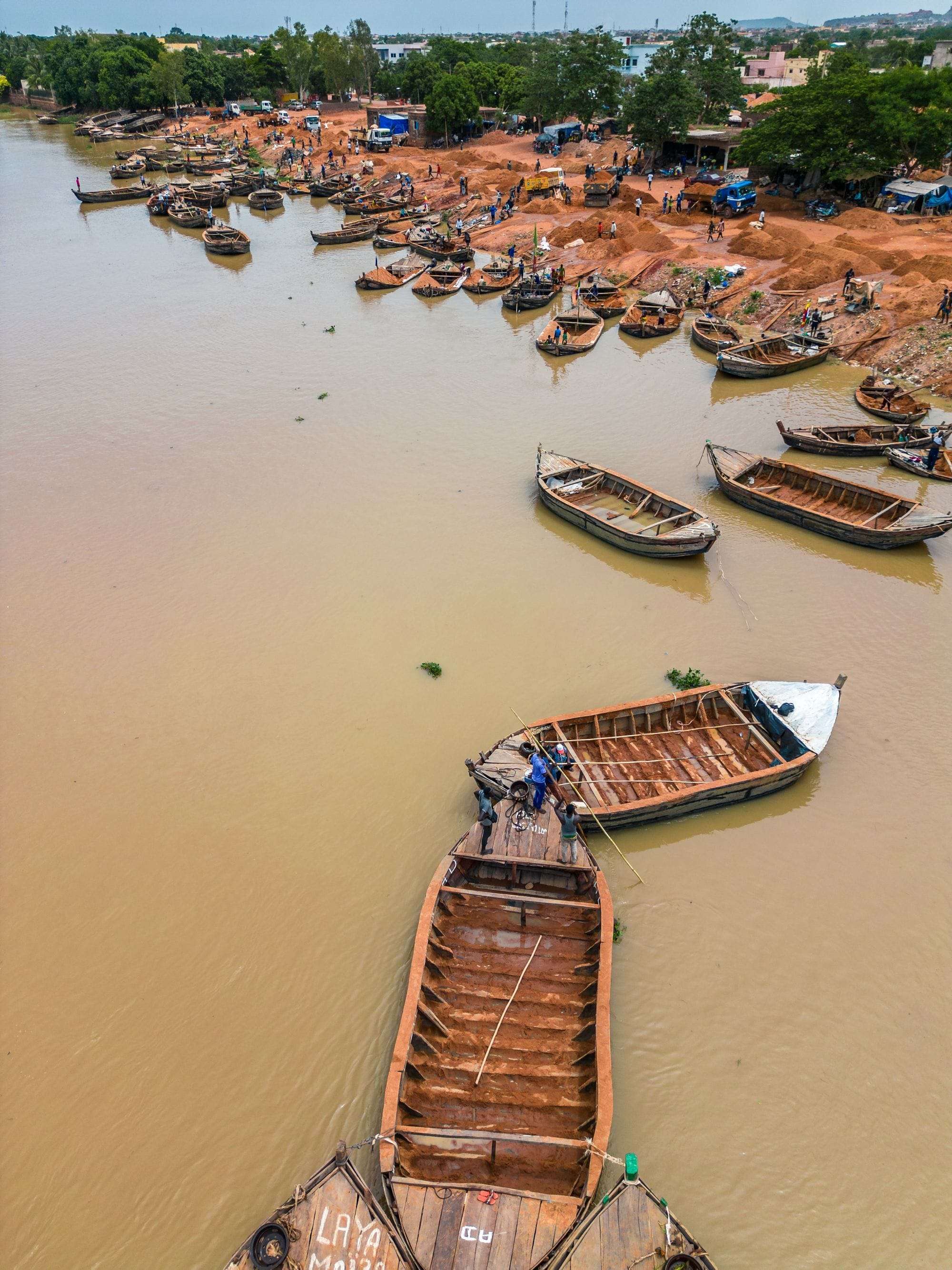 Vue aérienne de pirogues sur le fleuve Niger, à Bamako.
